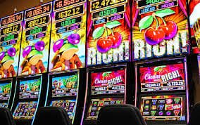 Pengguna merayakan kemenangan jackpot slot online di platform paitogel dengan suasana meriah